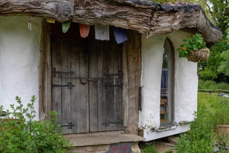 The Hobbit Cob House (Wales, UK)
